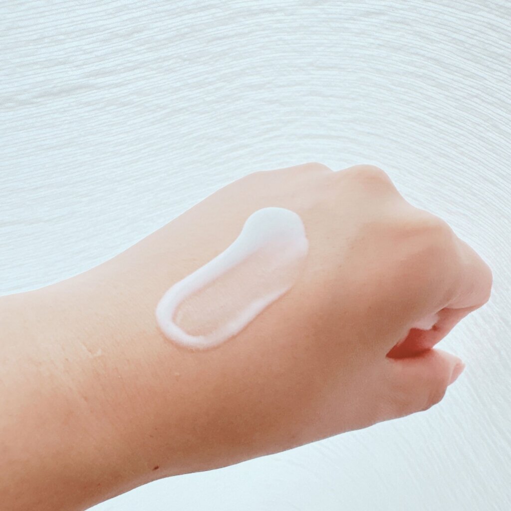 肌ラボ 白潤プレミアム 薬用浸透美白乳液を手に伸ばしたところ